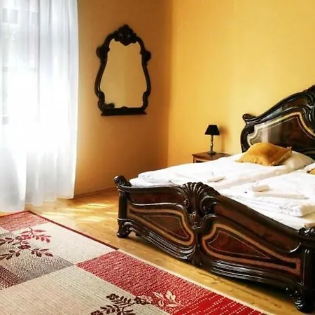 Korona Szallo * Sarvar